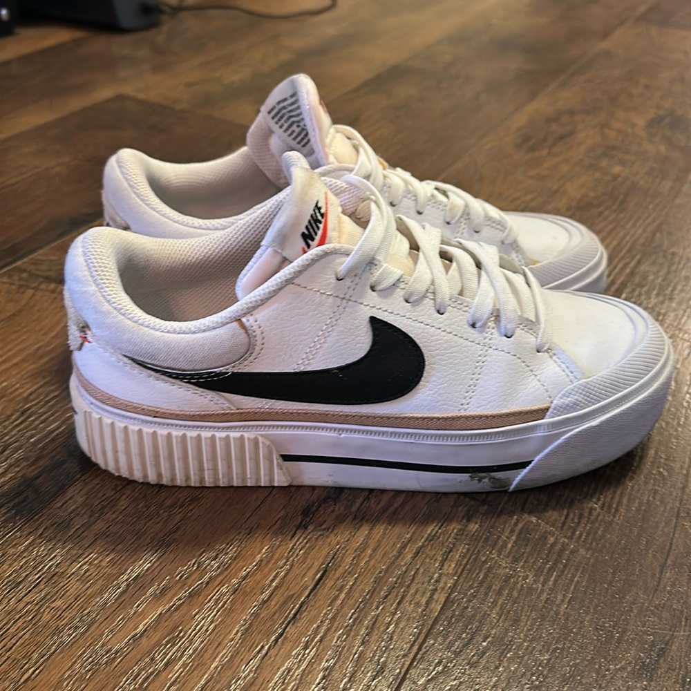 Selling a pair of Nike Women’s Court Legacy shoes, size 7